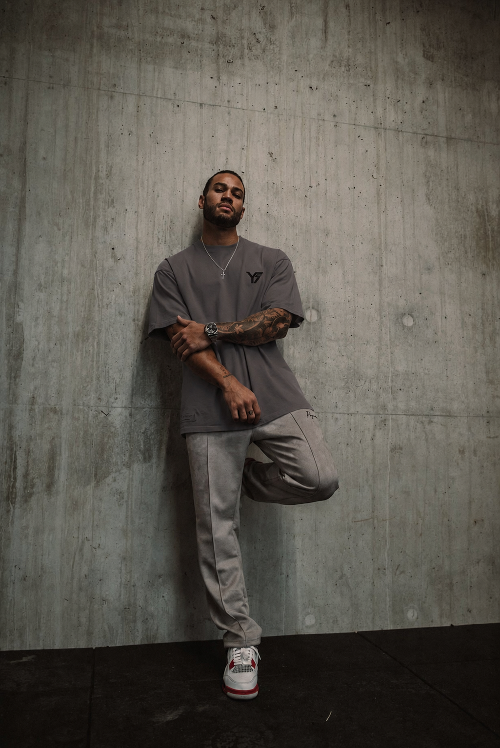 Y7STORES — T-shirt oversize premium gris, coupe ample et moderne, tissu épais de 230 g composé de 96 % coton et 4 % élasthanne — confort, structure et style au quotidien.